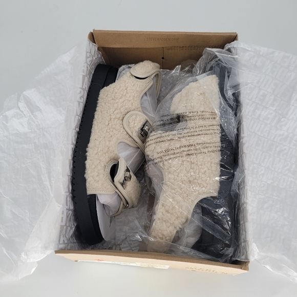 STEVE Madden Margie flat sandals with buckles in cream faux sherpa quilt size 8 - Picture 8 of 8
